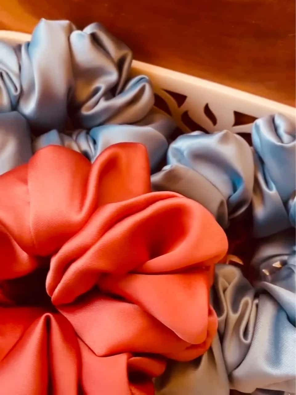 Ormar.app | sajt za prodaju garderobe | Nove scrunchie gumice za kosu