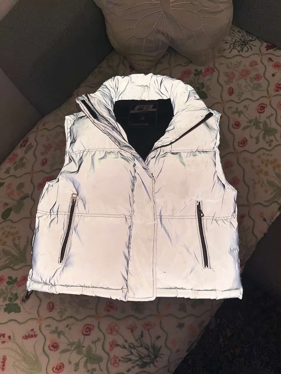 Ormar.app | sajt za prodaju garderobe | Reflektujući crop prsluk 