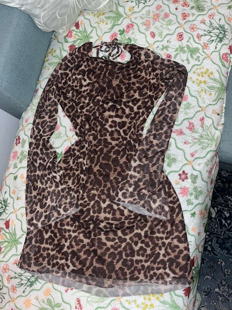 Ormar.app | sajt za prodaju garderobe | Leopard Print Mini Haljina Sa Polu-Otvorenim Ledjima 