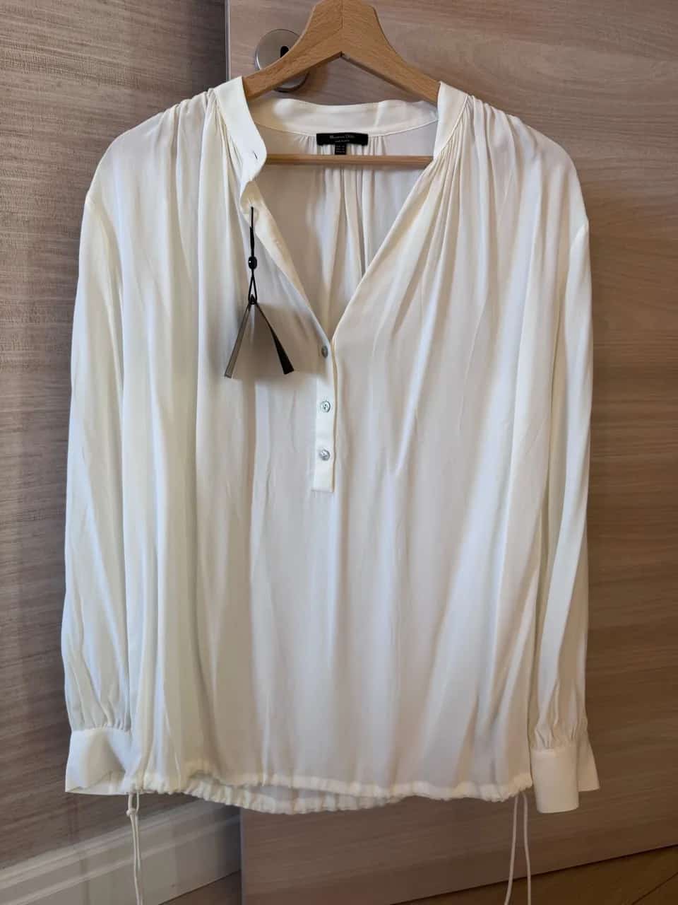 Ormar.app | sajt za prodaju garderobe | NOVO SA ETIKETOM Massimo Dutti bela bluza vel XS