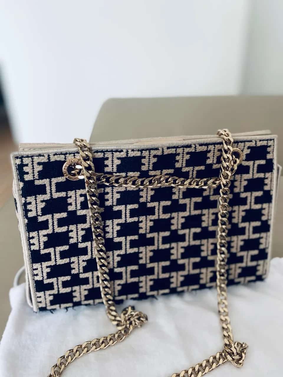 Ormar.app | sajt za prodaju garderobe | Elisabetta Franchi Monogram tašna sa lancem Iconic