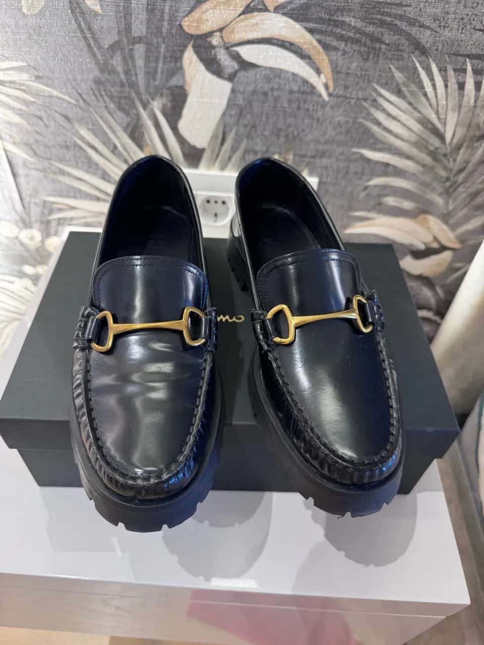 Ormar.app | sajt za prodaju garderobe | Massimo Dutti lakovane kožne mokasine 38