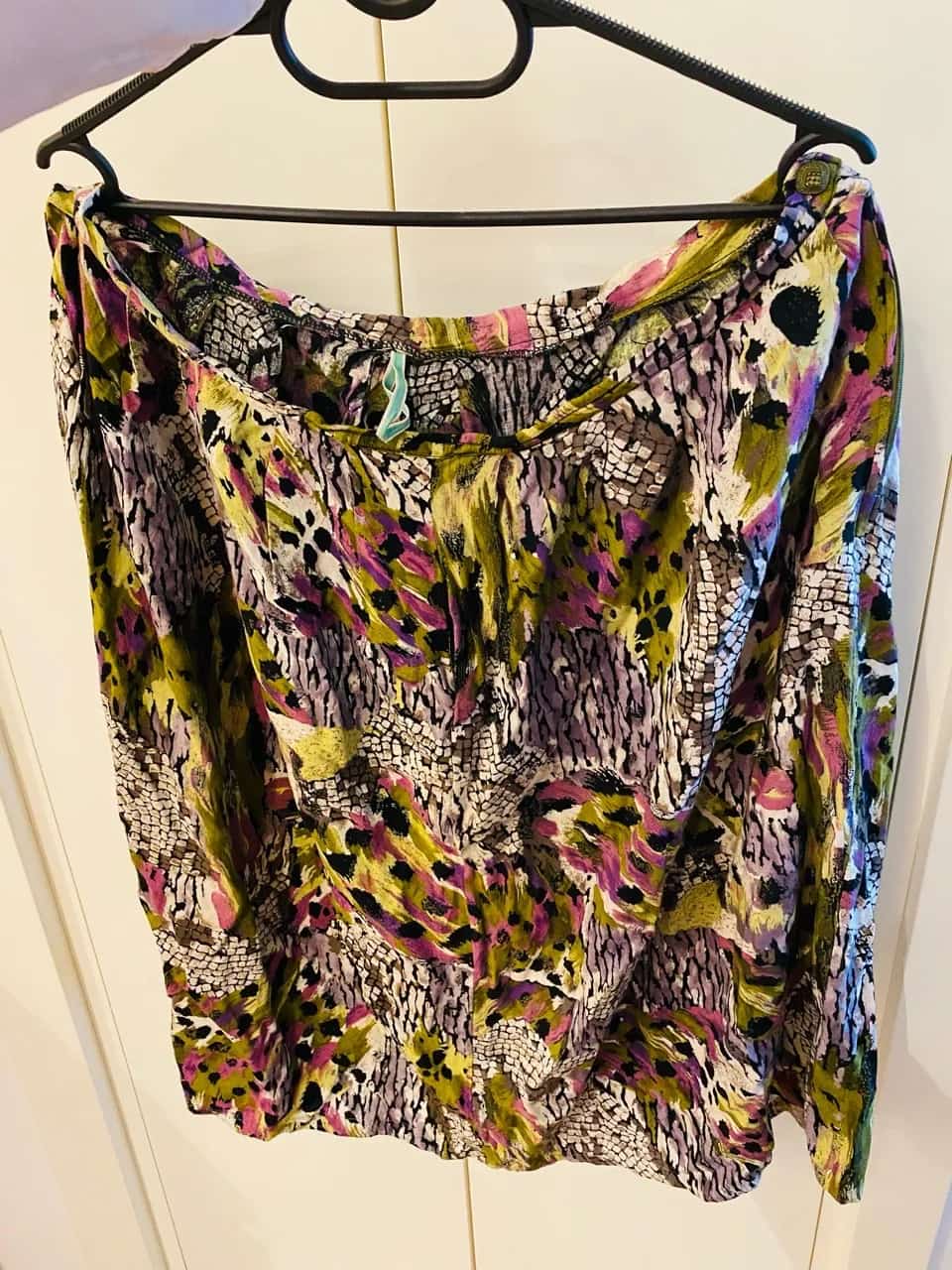 Ormar.app | sajt za prodaju garderobe | Ženska suknja šarenog dizajna size M✨🤎