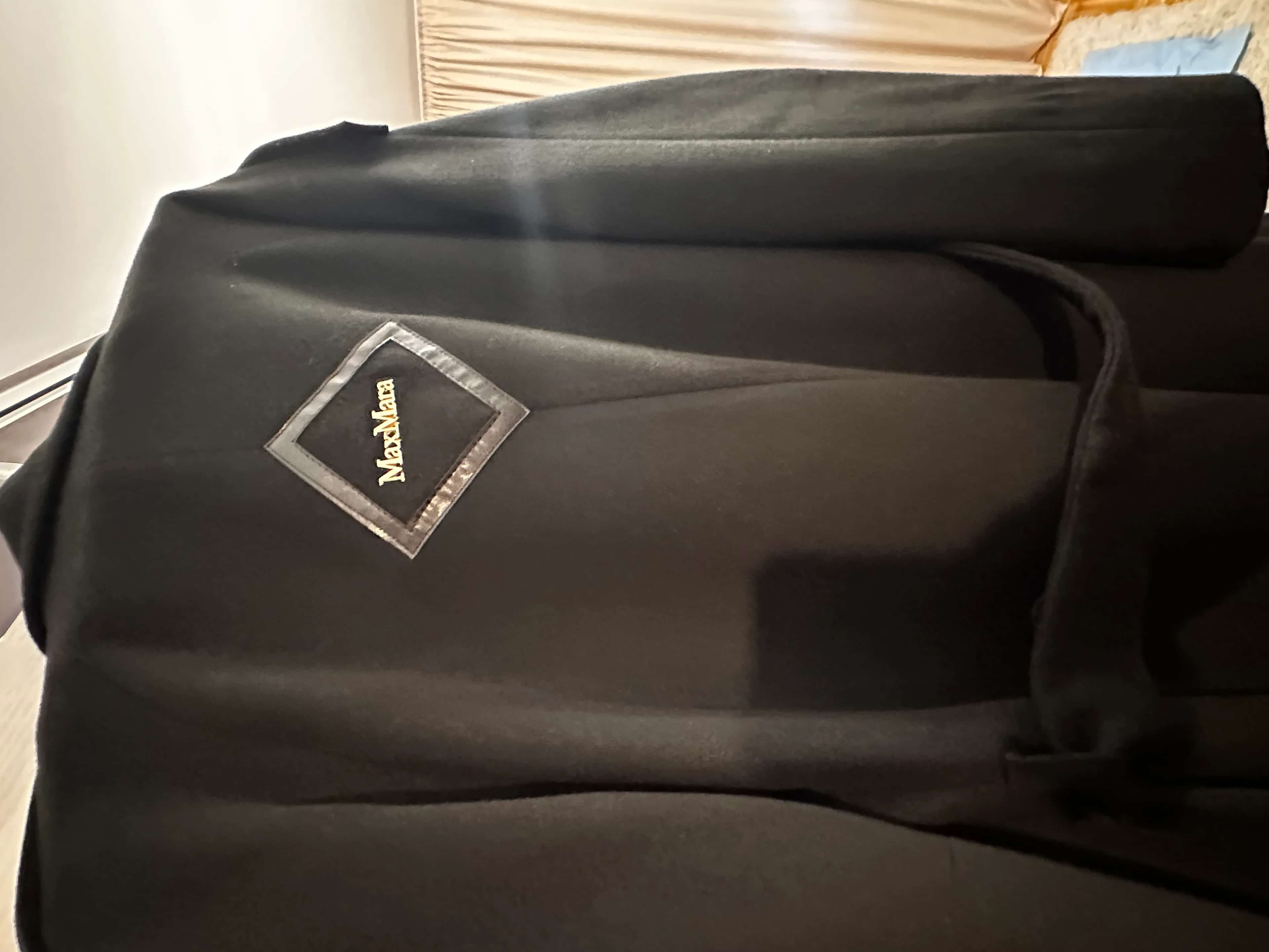 Ormar.app | sajt za prodaju garderobe | Max Mara kaput L veljko cina