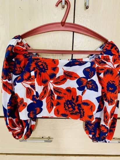 Ormar.app | sajt za prodaju garderobe | Prelep top cvetnog dizajna🧡💙