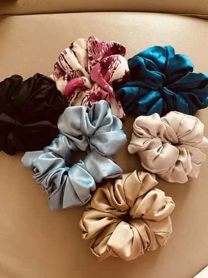 Ormar.app | sajt za prodaju garderobe | Lot od 6 scrunchie gumica za kosu✨🤎💙🩵🎀🛍️