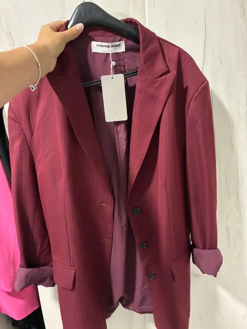 Ormar.app | sajt za prodaju garderobe | Kompletic bordo boje. Sako i sorc.
