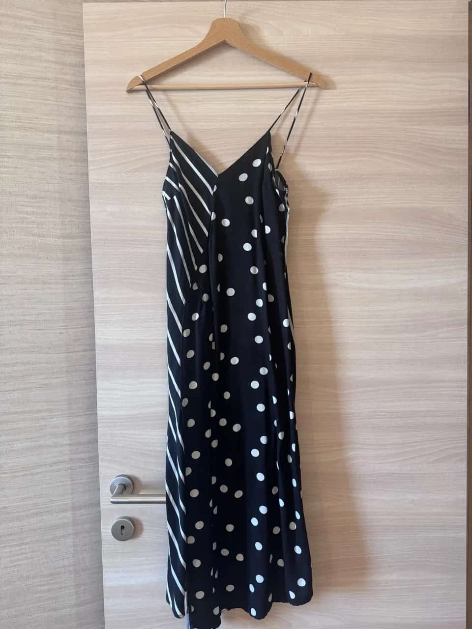 Ormar.app | sajt za prodaju garderobe | MANGO duga crna haljina sa prorezom vel XS