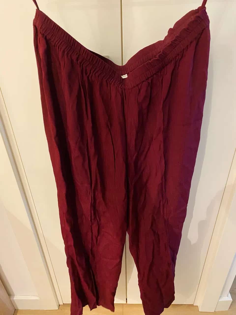 Ormar.app | sajt za prodaju garderobe | Bordo pantalone size S/M✨🤍