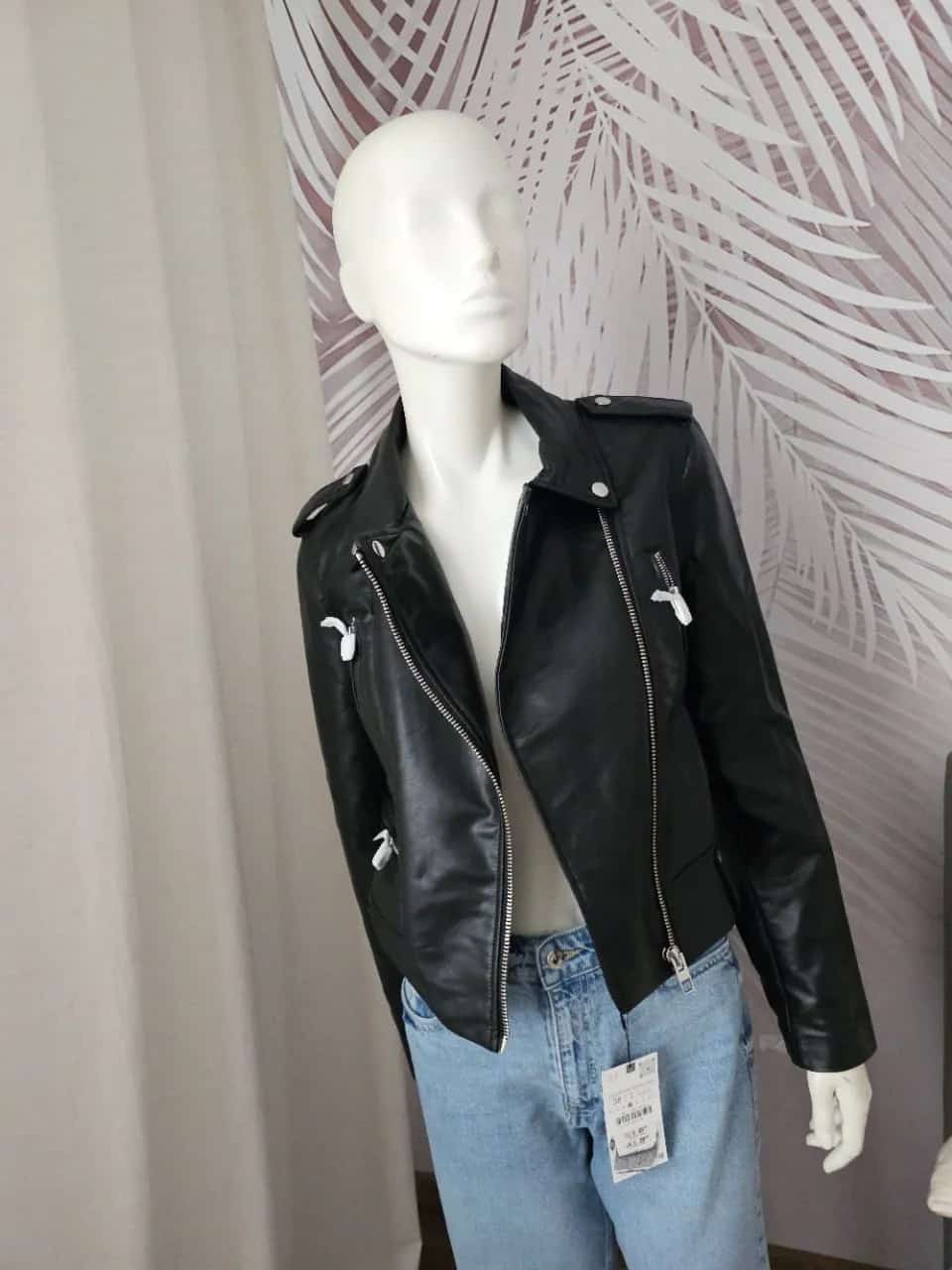 Ormar.app | sajt za prodaju garderobe | 🖤 ZARA crna jakna – moderan, aktuelan model

• Veličina: XS
• Boja: crna
