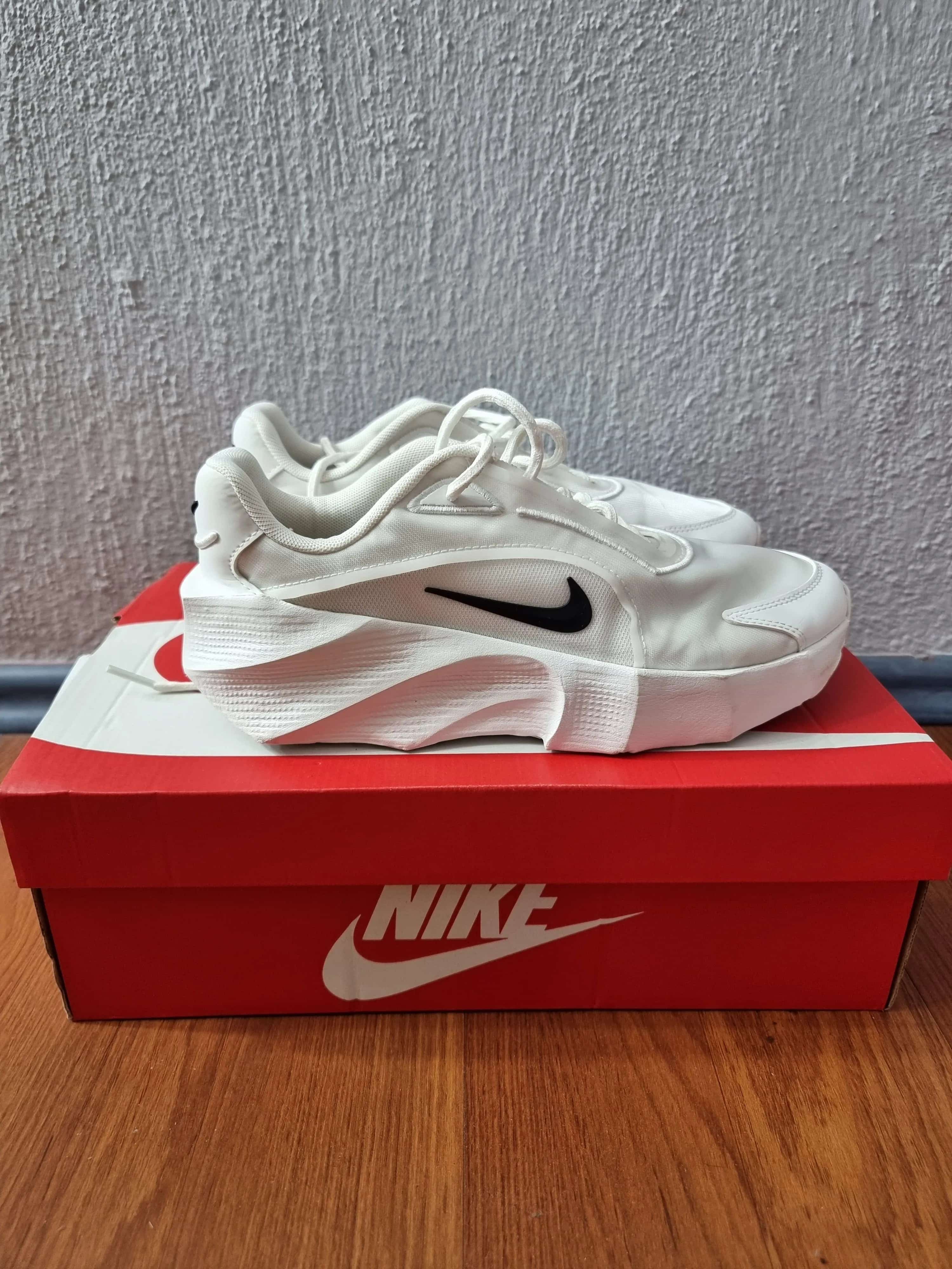 Ormar.app | sajt za prodaju garderobe | Nike Aura Edge zenske patike br.39