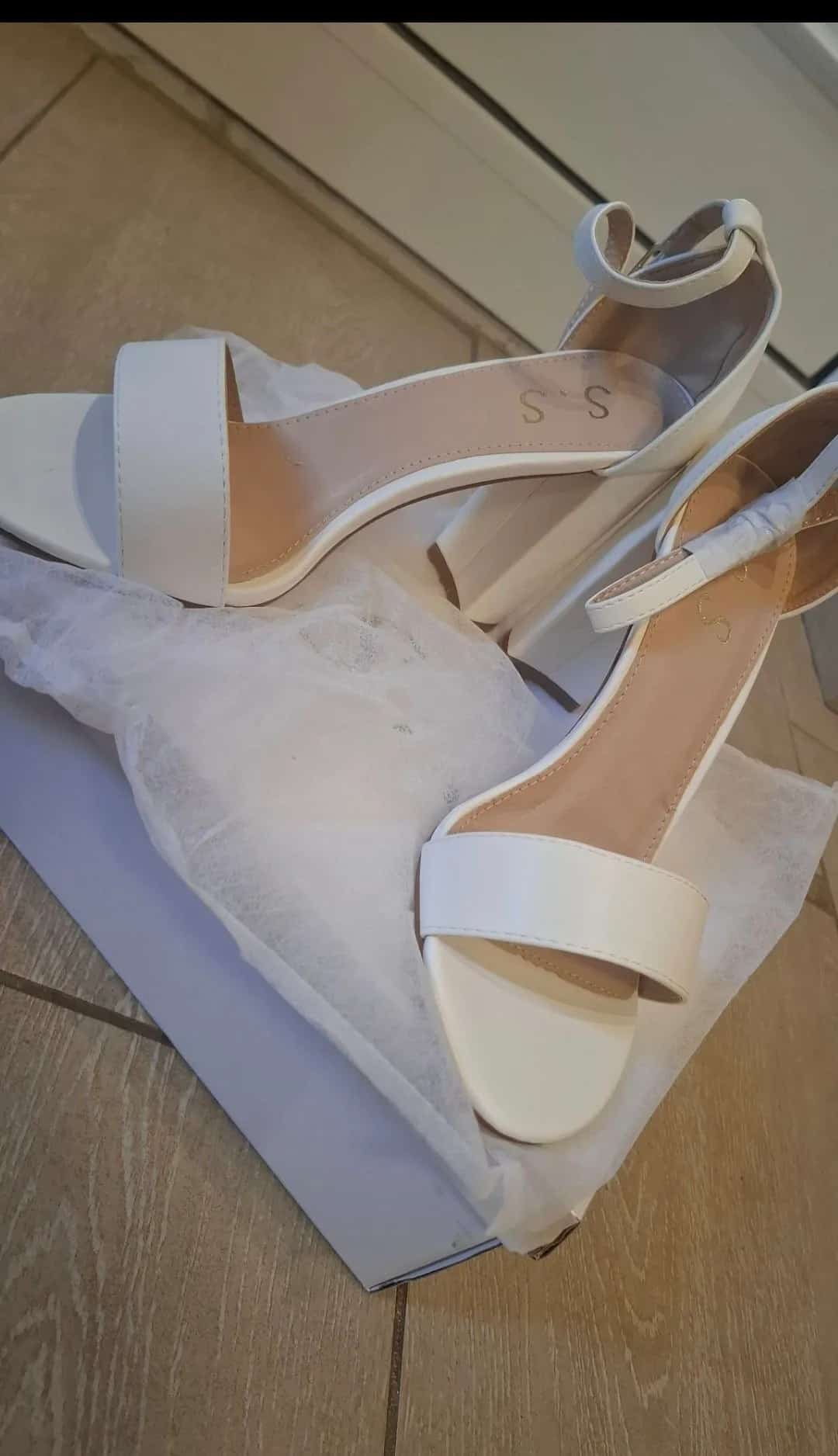 Ormar.app | sajt za prodaju garderobe | Bele sandale.