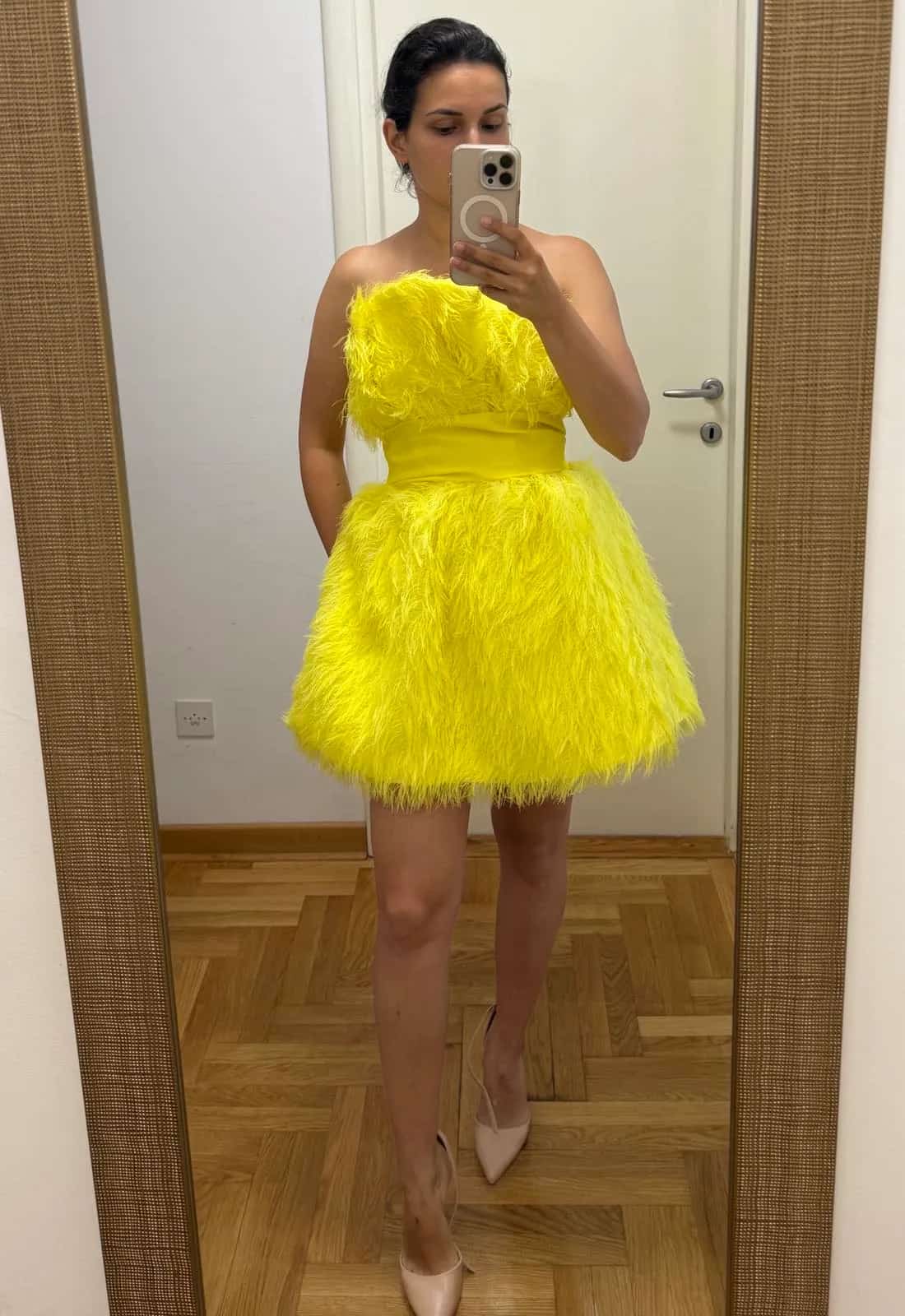 Ormar.app | sajt za prodaju garderobe | PS fashion žuta haljina sa perjem u veličini 38
