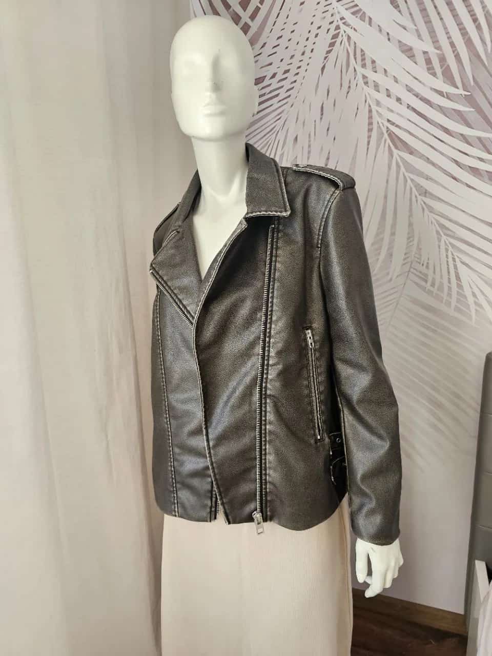 Ormar.app | sajt za prodaju garderobe | ZARA kožna jakna – oversize model za ovu jesen 🤎🧥
Nova sa etiketom

Veoma popularan model