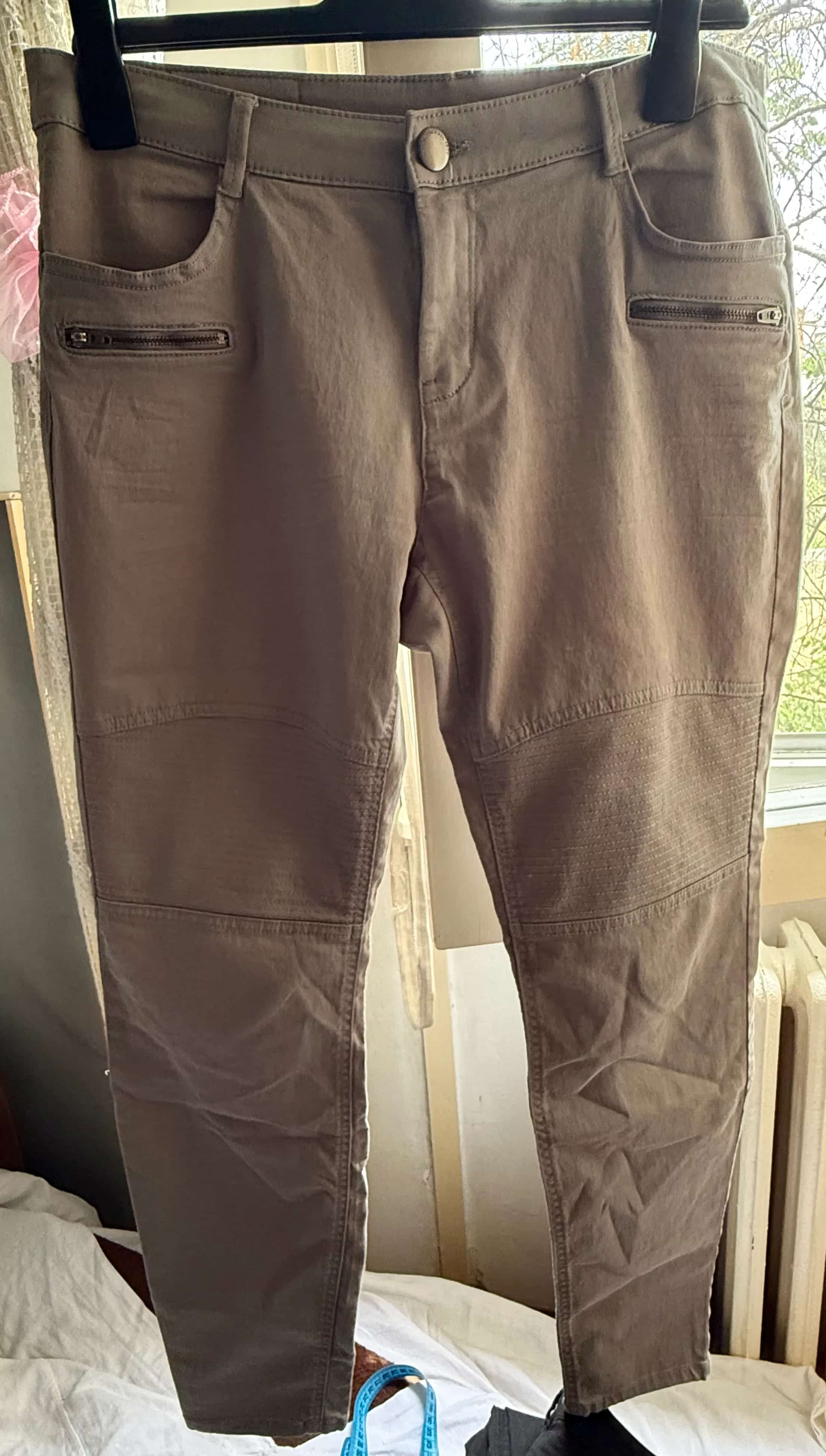 Ormar.app | sajt za prodaju garderobe | Pantalone Yessica vel 42!