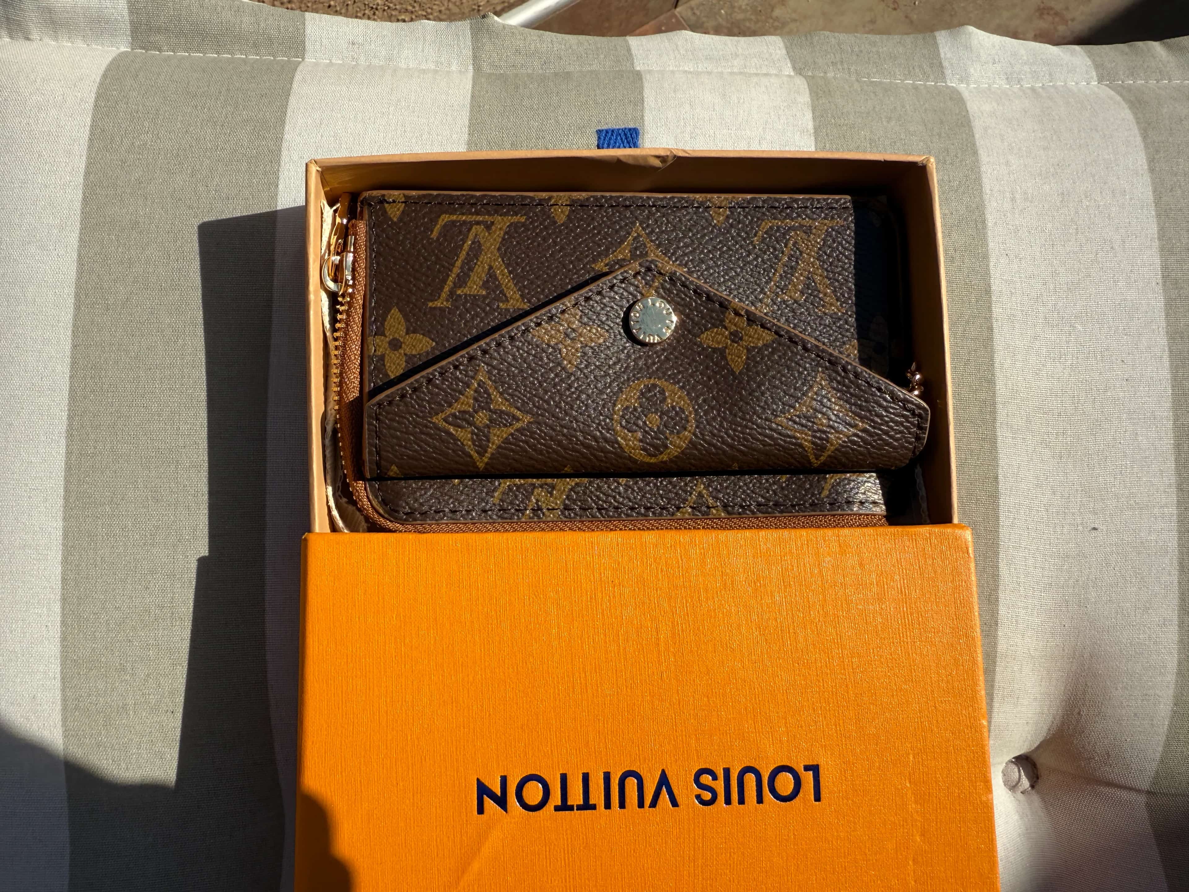Ormar.app | sajt za prodaju garderobe | Louis Vuitton novcanik