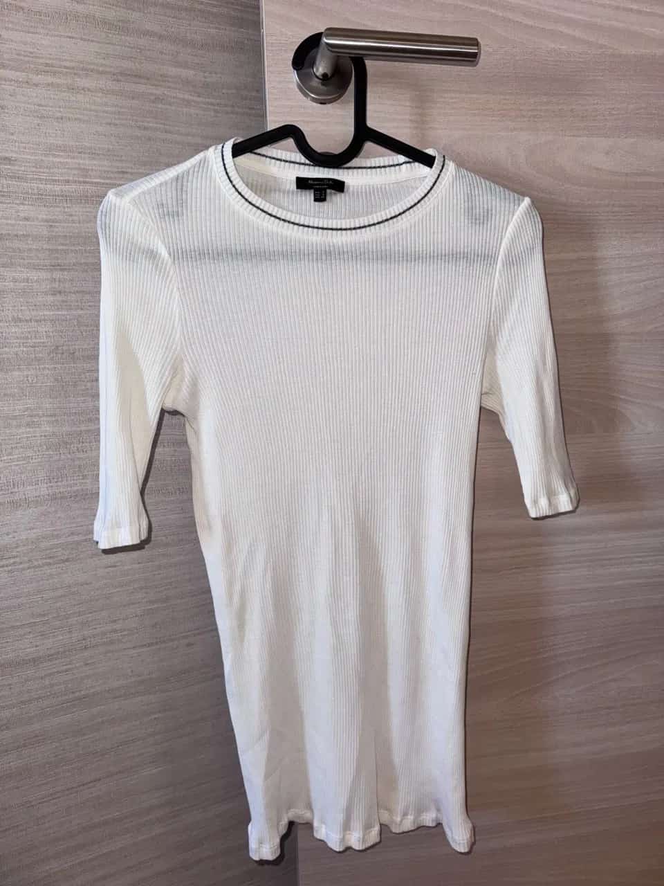 Ormar.app | sajt za prodaju garderobe | NOVO Massimo Dutti rebrasta bela majica vel S