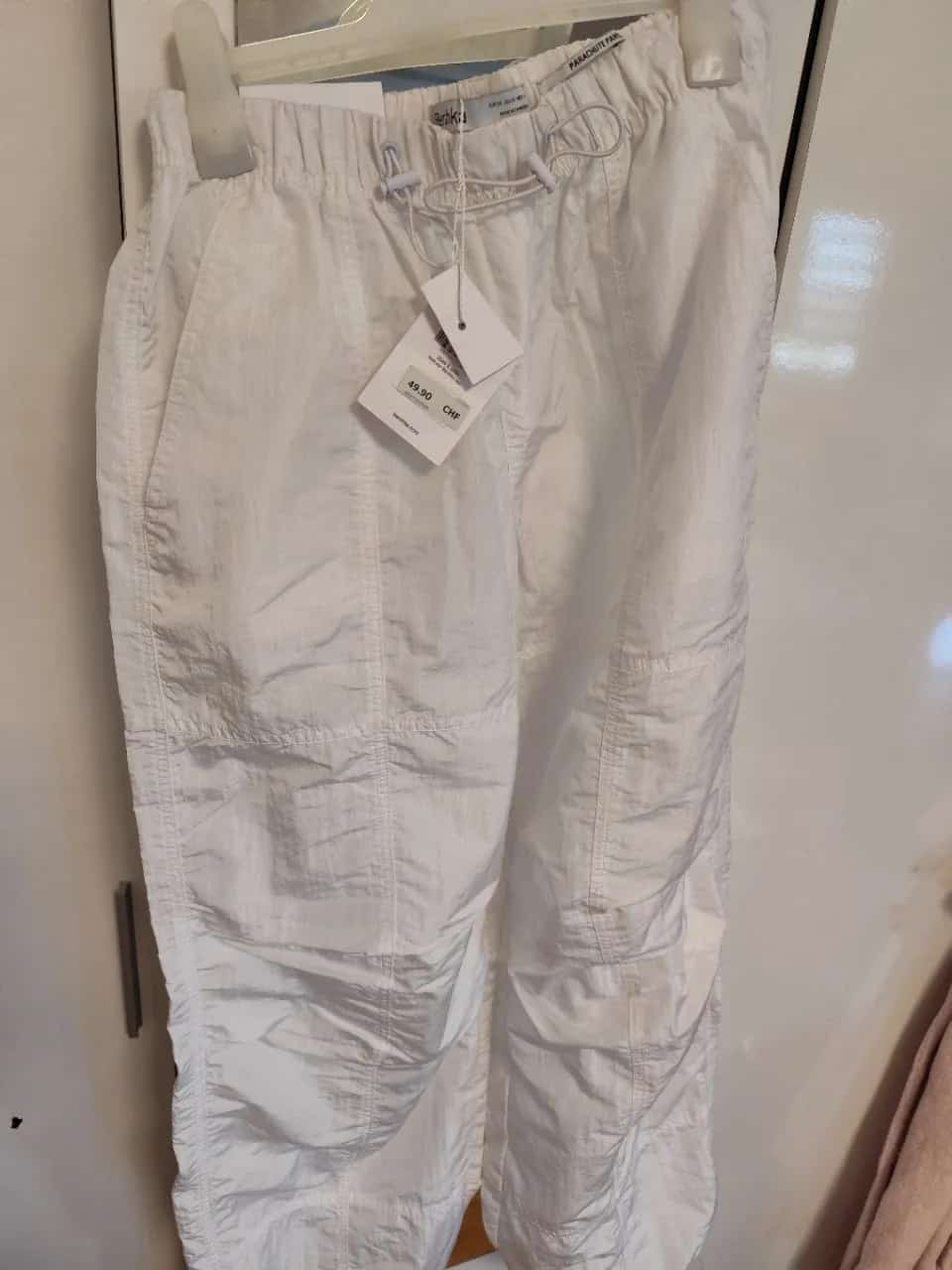 Ormar.app | sajt za prodaju garderobe | Bele pantalone Tenerife sa uckurom