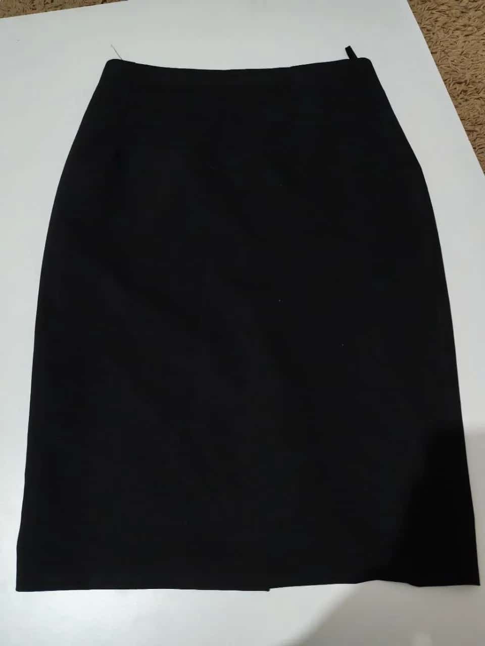 Ormar.app | sajt za prodaju garderobe | Elegantna crna suknja Bellissima – midi model