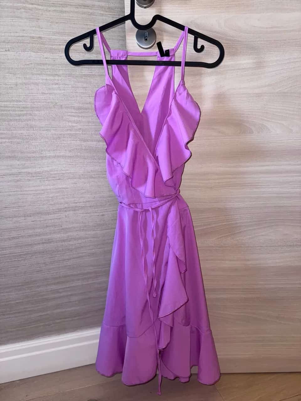 Ormar.app | sajt za prodaju garderobe | Vero Moda lepršava karner haljina