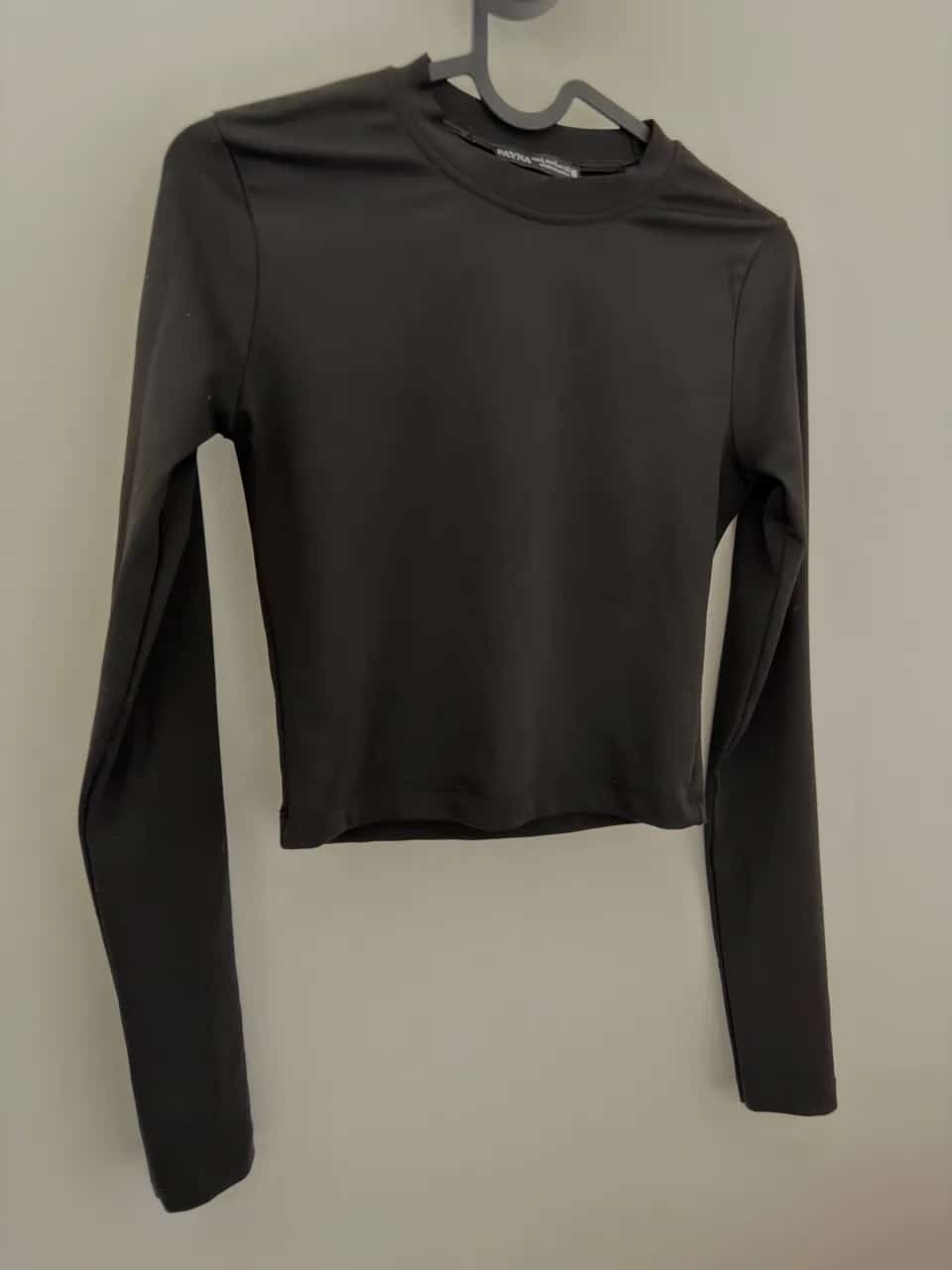 Ormar.app | sajt za prodaju garderobe | Dve crop-top majice kratkih i dugih rukava