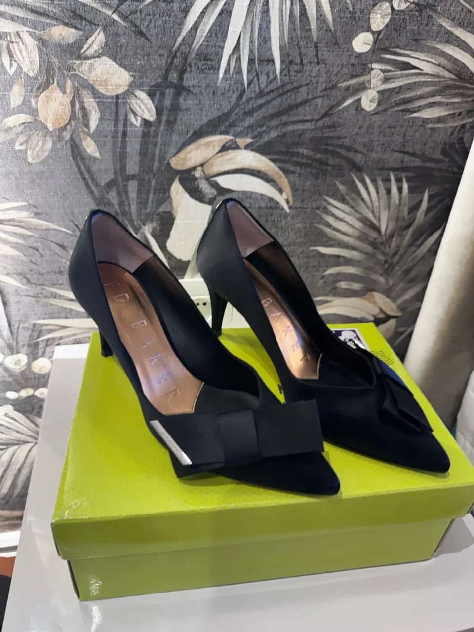 Ormar.app | sajt za prodaju garderobe | Ted Baker satenske štikle sa mašnom vel 39