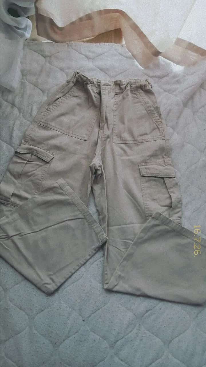 Ormar.app | sajt za prodaju garderobe | Moderne pantalone za devojčice širokih nogavica za džepovima sa strane