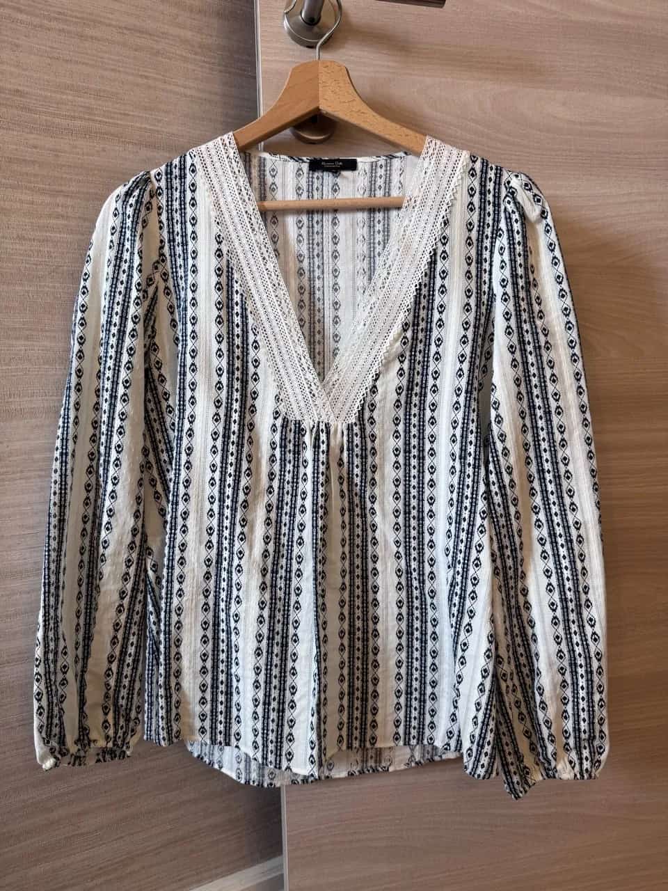 Ormar.app | sajt za prodaju garderobe | Massimo Dutti pamuk/lan bluza sa vezom XS