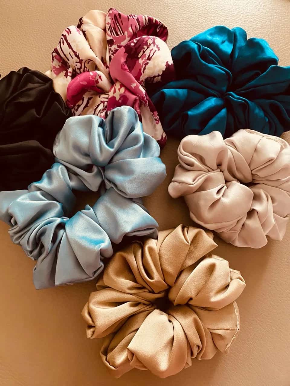 Ormar.app | sajt za prodaju garderobe | Lot od 6 scrunchie gumica za kosu✨🤎💙🩵🎀🛍️