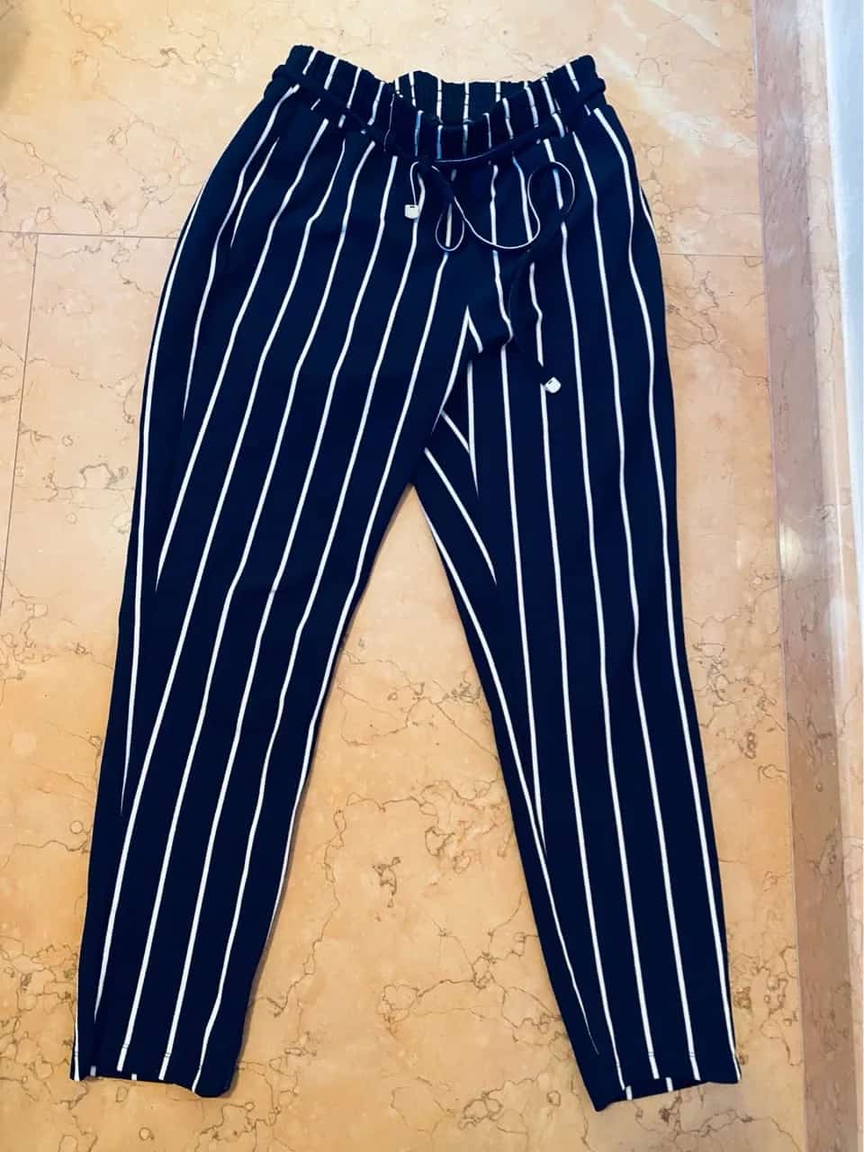 Ormar.app | sajt za prodaju garderobe | Reserved pantalone na teget bele pruge💙🤍✨ size S
