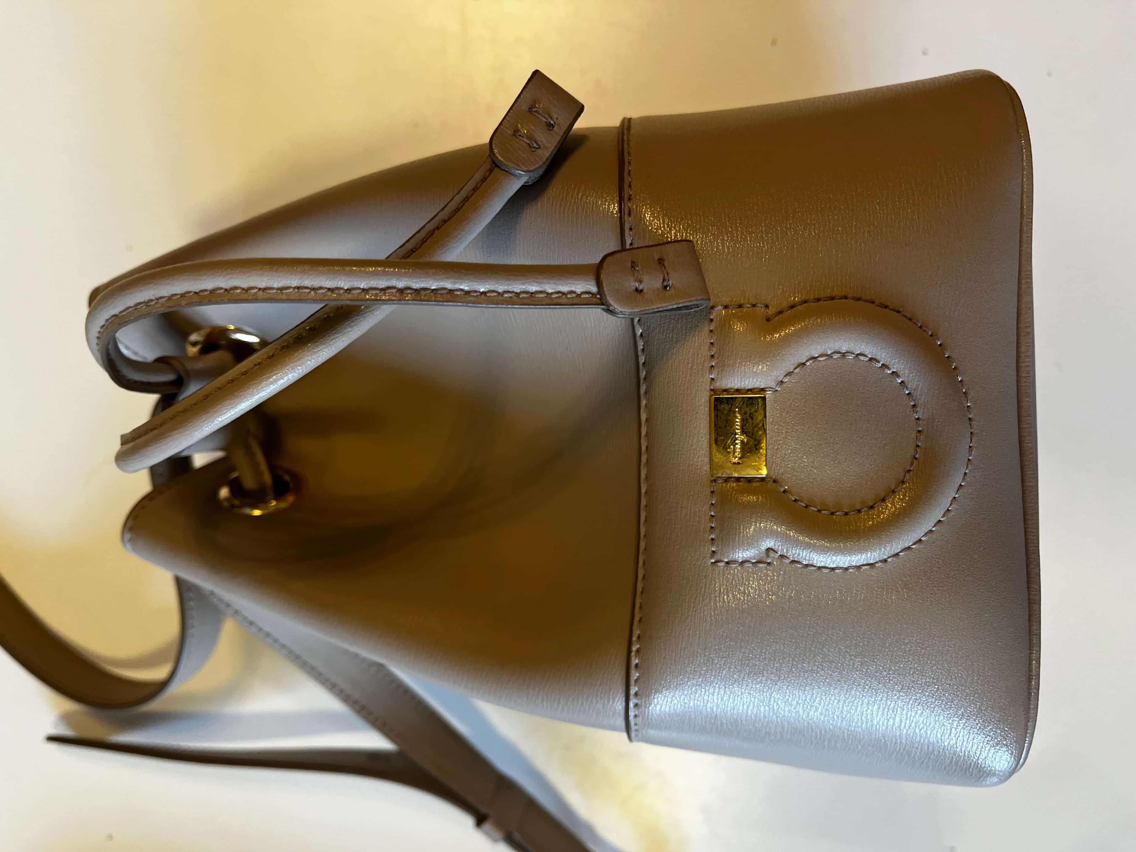 Ormar.app | sajt za prodaju garderobe | Ferragamo torbica
