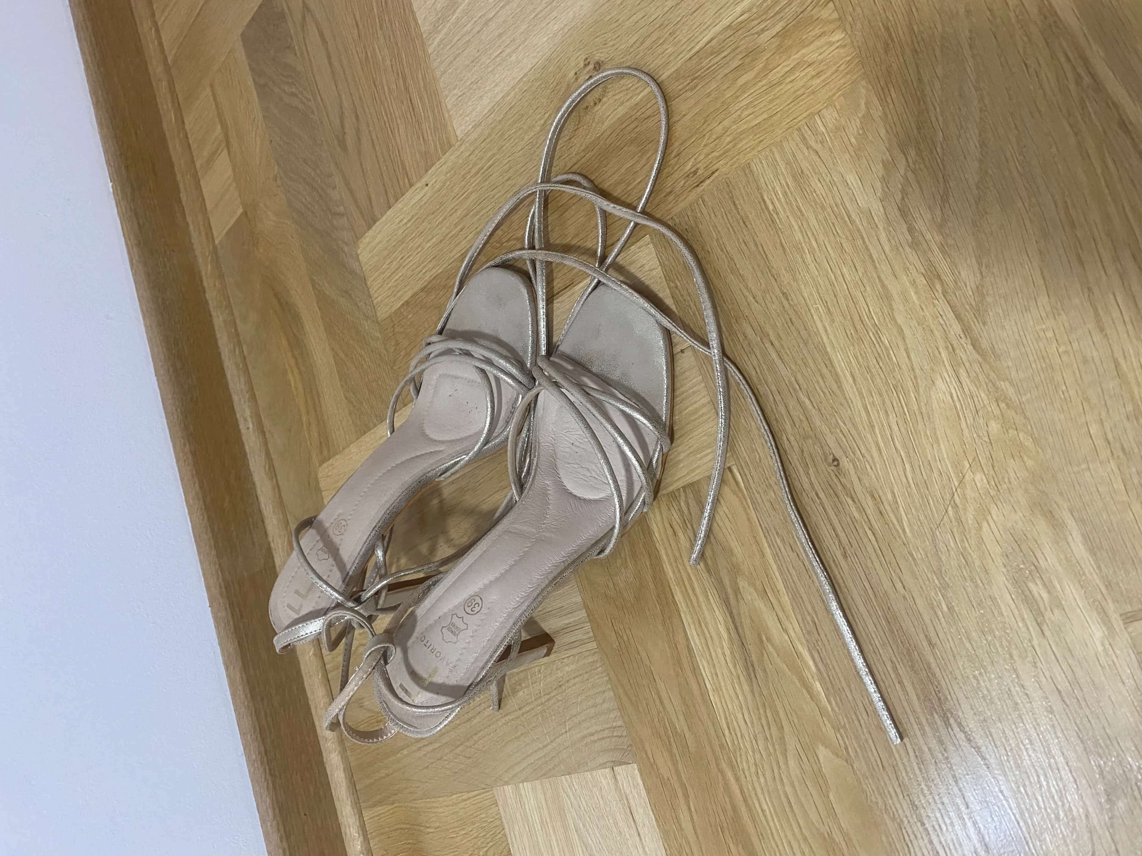 Ormar.app | sajt za prodaju garderobe | Kožne zlatne sandale na štiklu