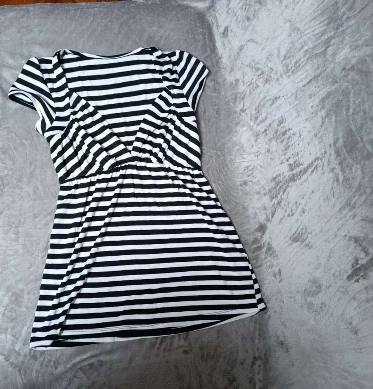 Ormar.app | sajt za prodaju garderobe | Crno bela majica 