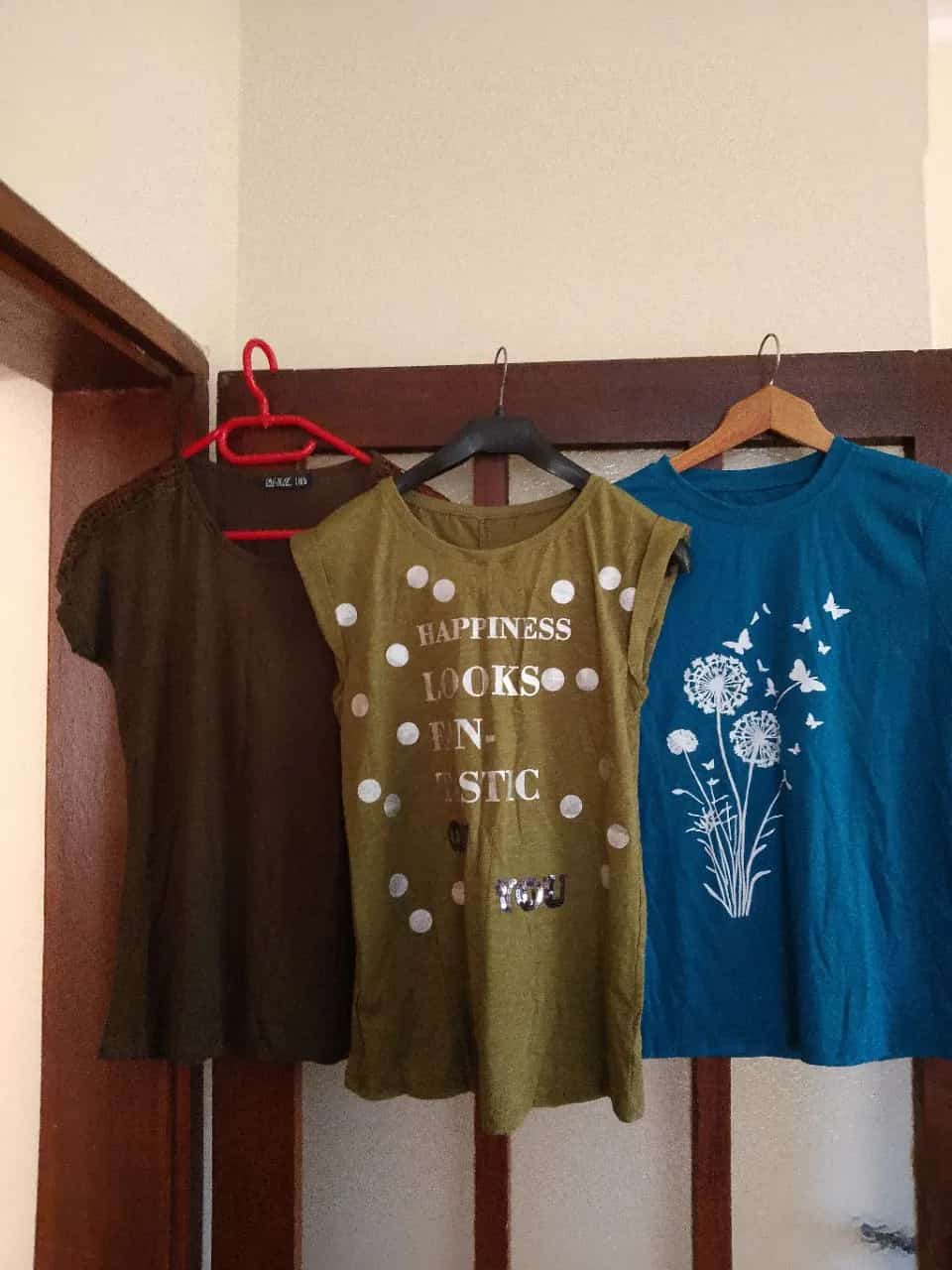 Ormar.app | sajt za prodaju garderobe | Tri majice