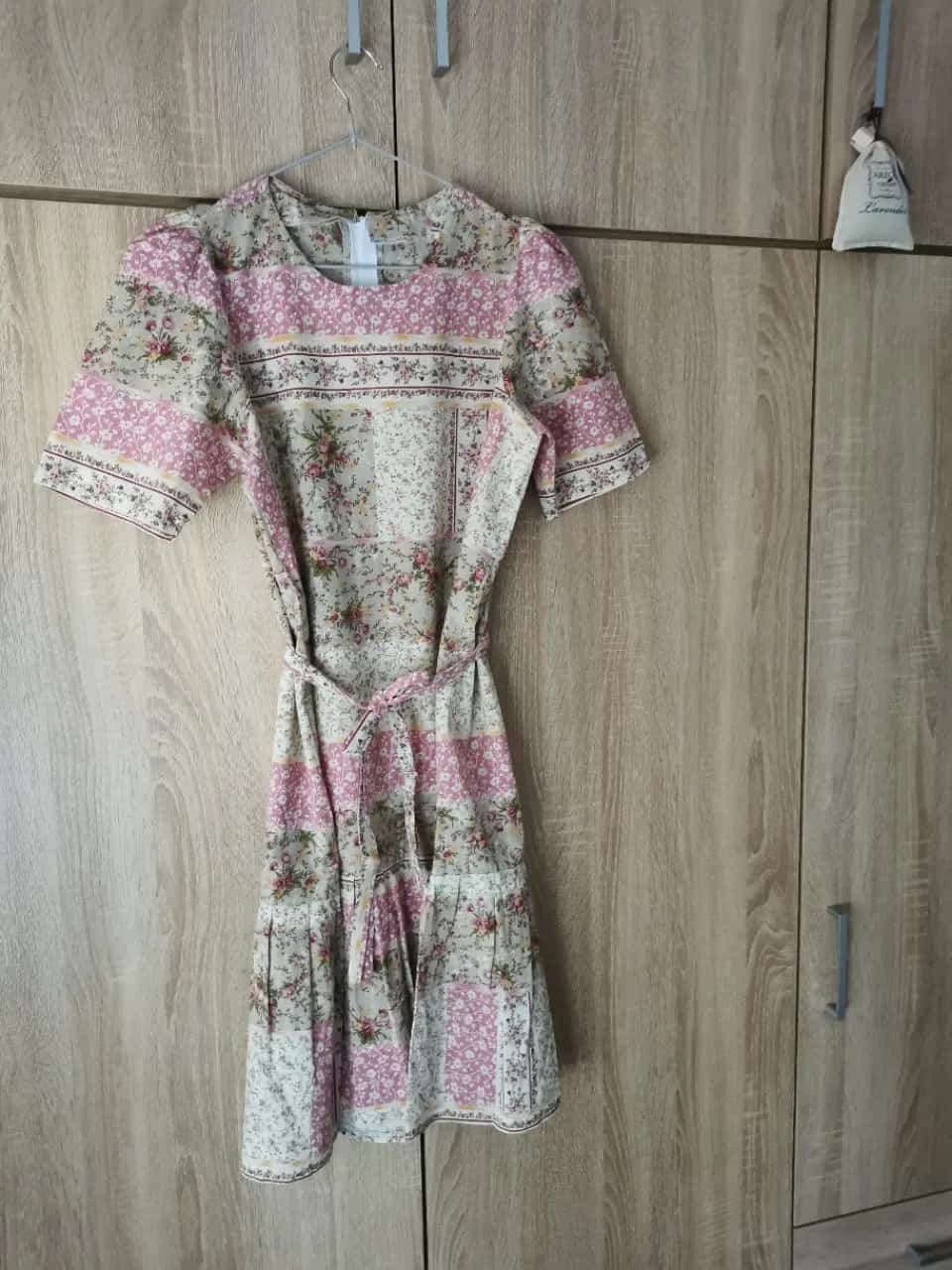 Ormar.app | sajt za prodaju garderobe | Sarmantna retro/vintage haljina sa cvetnim etno motivima