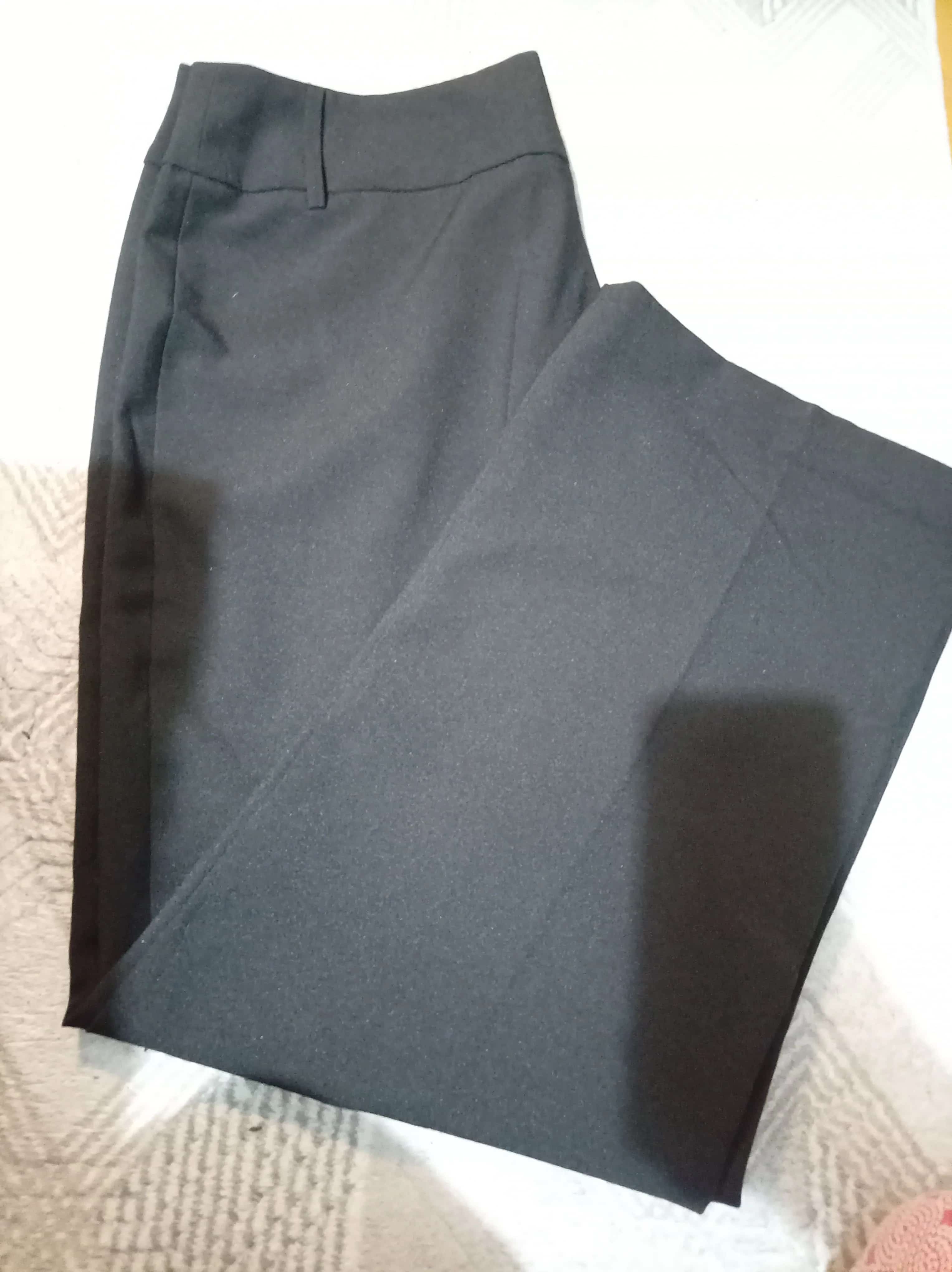 Ormar.app | sajt za prodaju garderobe | Elegantne crne  pantalone na peglu