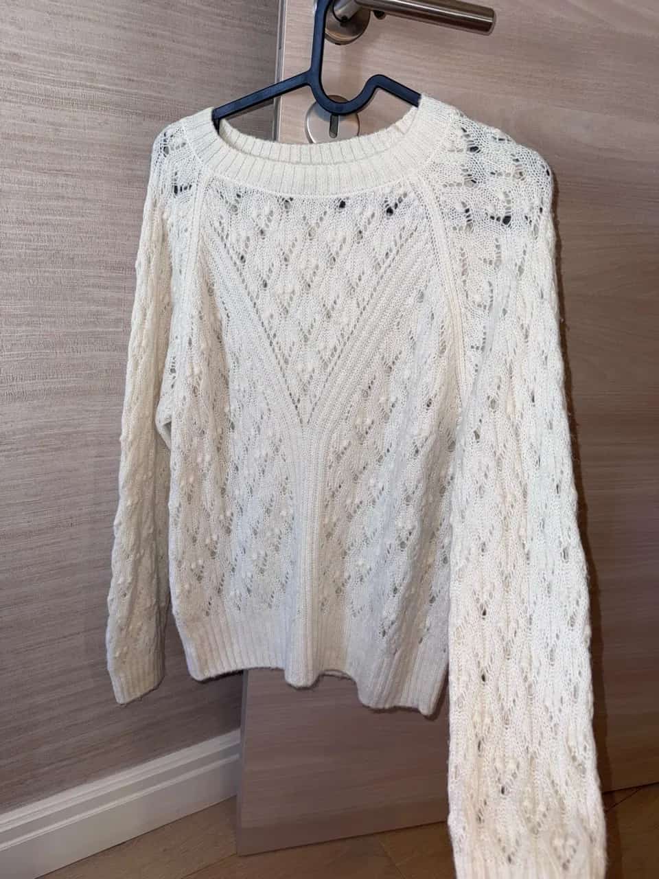 Ormar.app | sajt za prodaju garderobe | MANGO mekani rupičasti džemper sa bobicama S