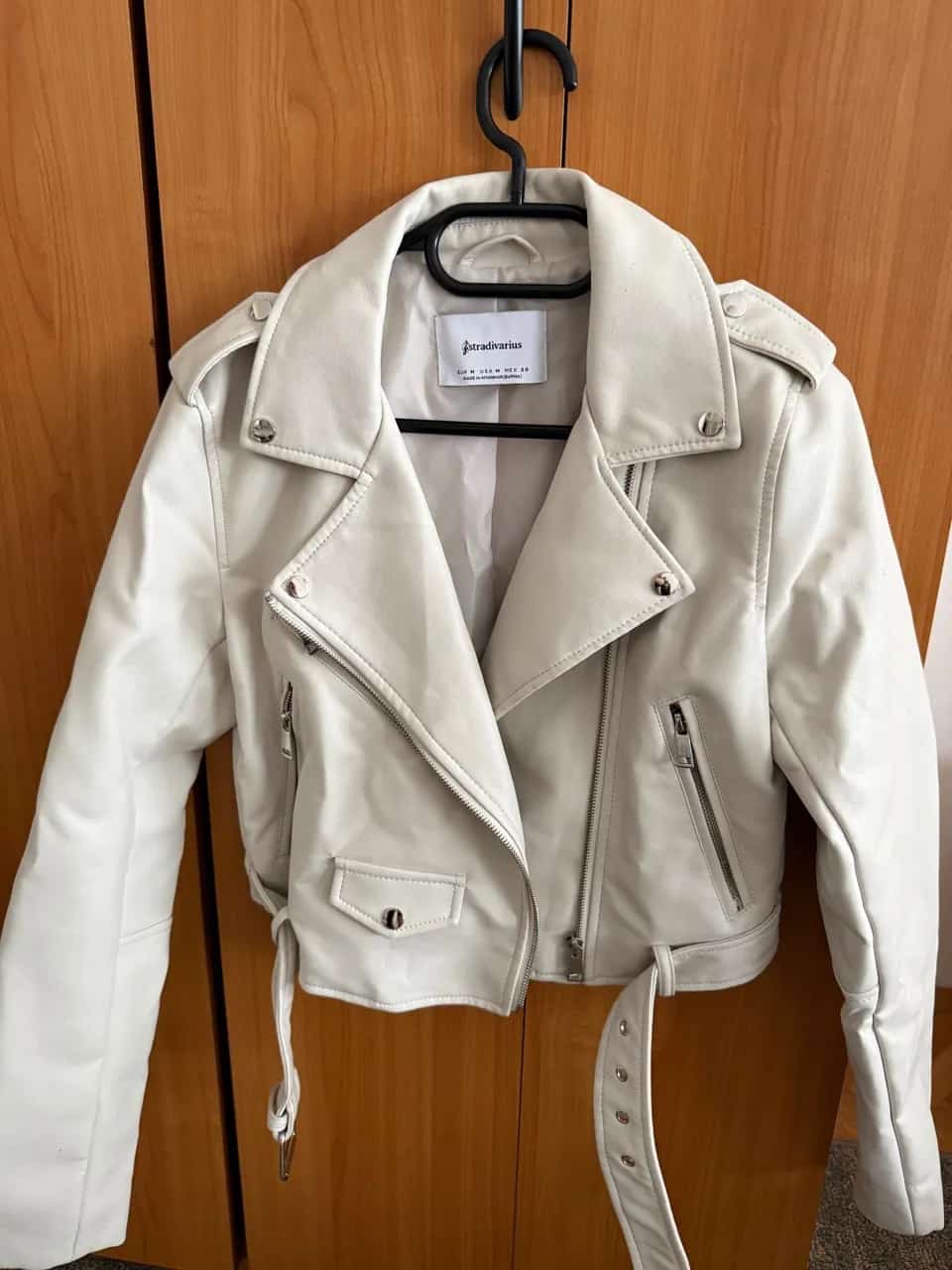 Ormar.app | sajt za prodaju garderobe | Stradivarius kožna jakna
