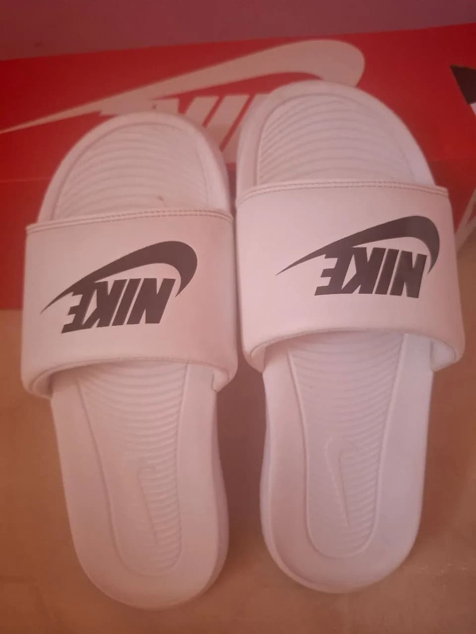 Nike papuce 36.5 broj moze i za one koje nose do 39 jer je broj velik